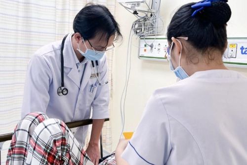 Hàng chục người nghi ngộ độc thực phẩm sau khi ăn bánh mì ở TP HCM