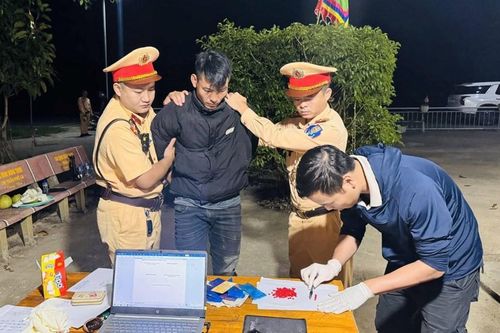 Bắt quả tang 2 đối tượng mua bán trái phép 1.400 viên ma túy tổng hợp