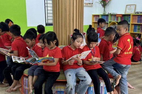 Bàn giao thư viện thân thiện cho học sinh xã vùng cao Yên Thành