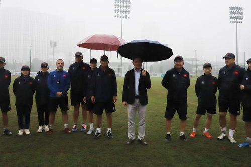 Tin nóng bóng đá Việt hôm nay 8/11: Đội tuyển Việt Nam được khích lệ trước SEA Games 33; Thủ môn Bùi Tiến Dũng phẫu thuật chấn thương