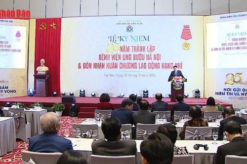 Bệnh viện Ung Bướu Hà Nội đón nhận Huân chương Lao động hạng Nhì