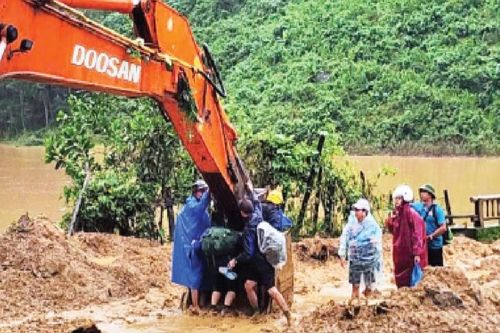 Đưa học sinh vùng lũ lụt, sạt lở trở lại trường