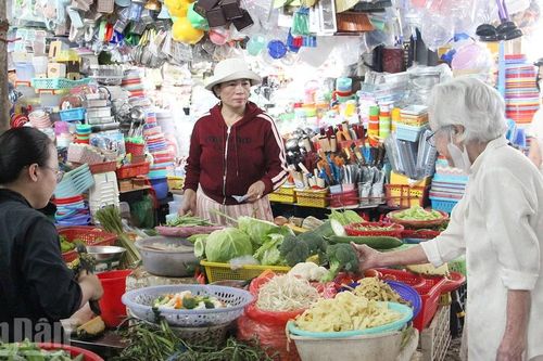 Đà Nẵng: Sau mưa lũ, rau xanh tăng giá