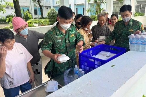 'Bếp ăn 0 đồng'- ấm lòng người dân vùng bão lũ