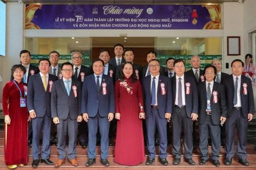 Trường Đại học Ngoại ngữ - Đại học Quốc gia Hà Nội đón nhận Huân chương Lao động hạng Nhất