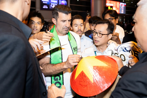Tin thể thao (8-11): Kaka và Figo đến Việt Nam, Messi lần đầu trượt đề cử The Best
