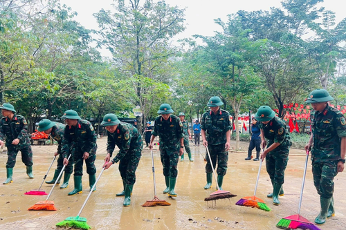 Trung đoàn 6 (Bộ CHQS TP Huế) khẩn trương dọn lũ, giúp dân sớm ổn định cuộc sống