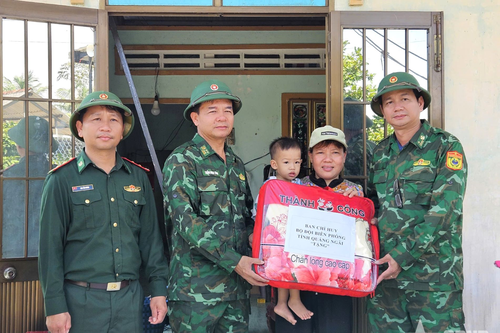 Bộ đội Biên phòng tỉnh Quảng Ngãi giúp dân khắc phục hậu quả sau bão