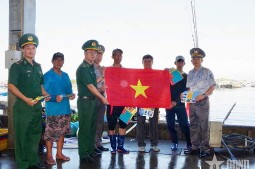 Chi đội Kiểm ngư số 2 phối hợp tuyên truyền chống khai thác IUU