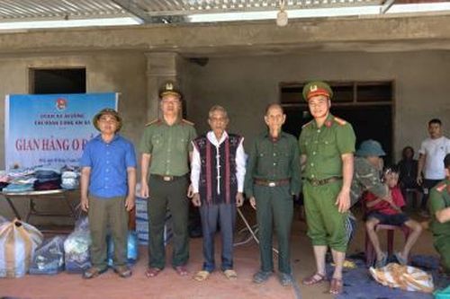 Công an xã A Vương tổ chức 'Gian hàng 0 đồng' sẻ chia khó khăn, lan tỏa yêu thương với nhân dân sau mưa lũ