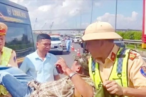 Hỗ trợ tài xế xe khách nghi đột quỵ trên đường cao tốc