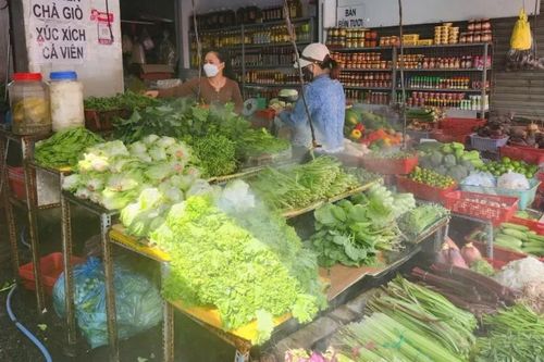 Sau bão số 13: Giá rau củ tăng cao, giá heo hơi giảm