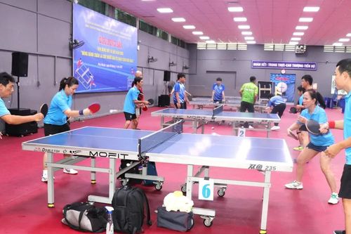 Thi đấu bóng bàn góp quỹ chăm lo người dân khó khăn