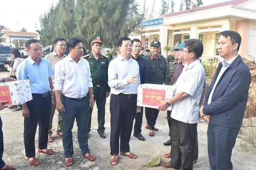 Đắk Lắk: Phó Thủ tướng Mai Văn Chính thăm, tặng quà người dân bị ảnh hưởng bão số 13