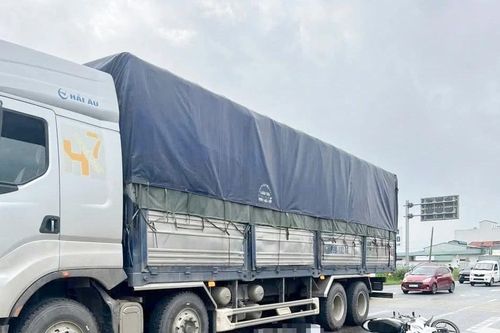 Hai cô gái trẻ tử vong trong vụ xe máy va chạm xe tải trên Quốc lộ 10