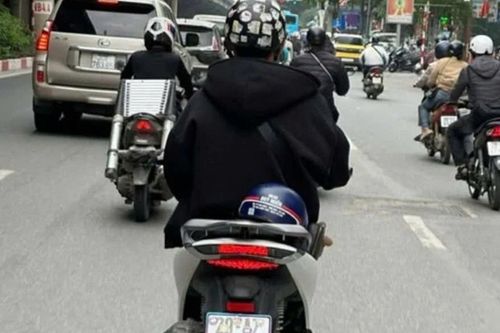 Dán sticker che biển số xe, thanh niên bị phạt 5 triệu