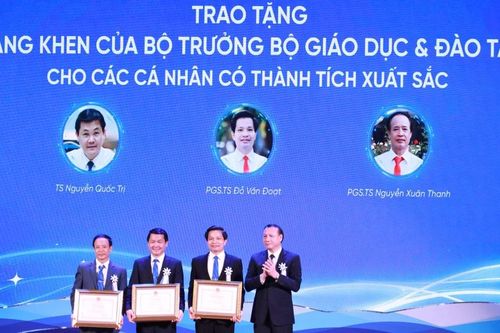 Khoa Quản lý giáo dục Trường ĐH Sư phạm Hà Nội nhận Bằng khen của Bộ GD&ĐT
