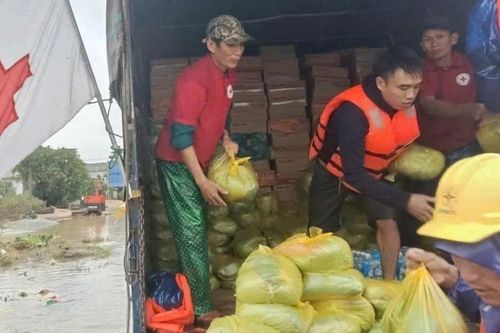 Cứu trợ khẩn cấp người dân 6 tỉnh bị thiệt hại do mưa lũ