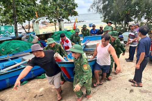 Tỏa sáng phẩm chất cao đẹp của 'Bộ đội Cụ Hồ' trong bão lũ