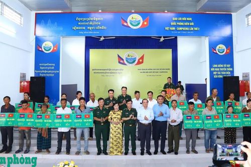 Trao bò giống cho nhân dân biên giới hai nước Việt Nam - Campuchia