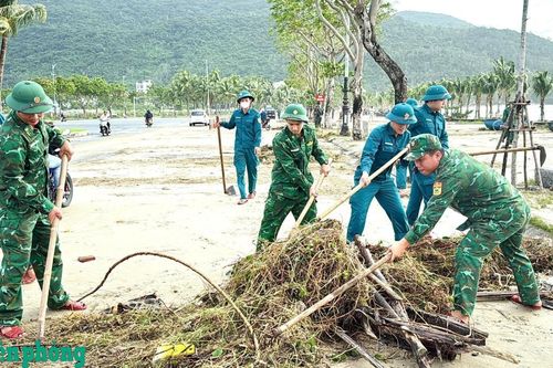 BĐBP thành phố Đà Nẵng dọn vệ sinh môi trường biển sau mưa bão