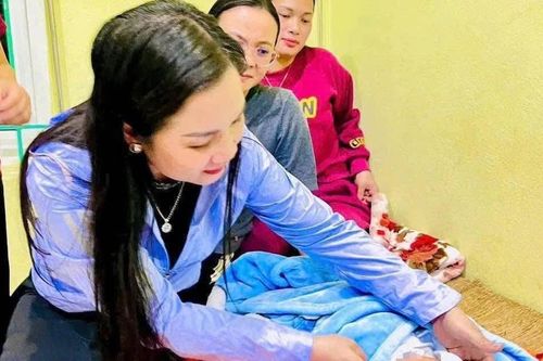 Bé trai sơ sinh kháu khỉnh bị bỏ rơi trước cổng nhà dân trong đêm