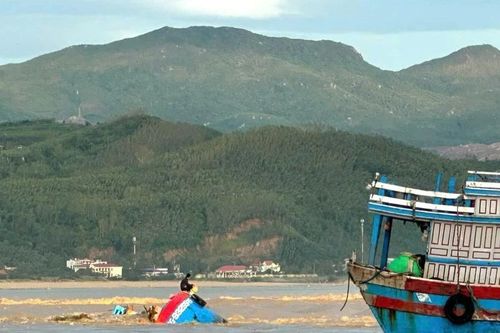 Hai ngư dân thoát chết sau khi bị nước lũ cuốn ra biển