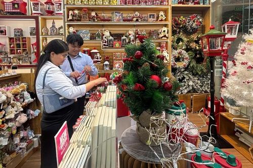 Đồ trang trí Noel xuống phố sớm, giá 'khá mềm' ngay từ đầu mùa