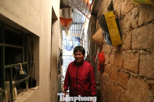 Cảnh xập xệ, dột nát ở khu tập thể gần 50 năm tuổi, cứ mưa bão phải 'chạy trốn'