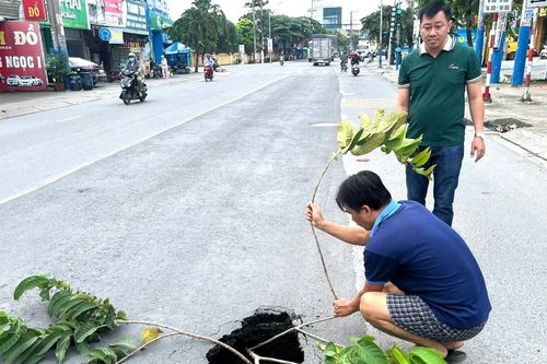 Xuất hiện 'hố tử thần' sâu 2,5m trên đường ở TPHCM