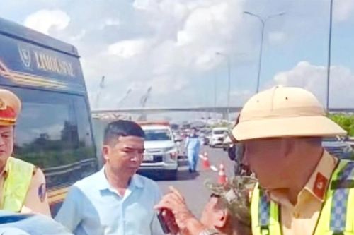 Đang điều khiển xe khách trên đường cao tốc, tài xế bất ngờ đột quỵ