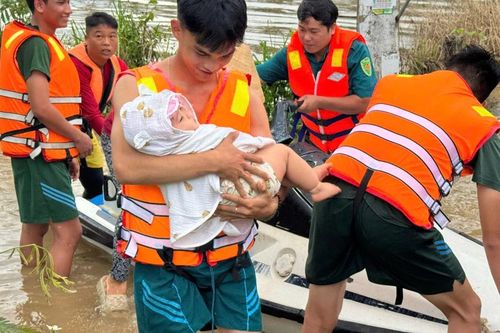 Mô tô nước cứu nhiều người già và trẻ em khỏi vùng ngập sâu