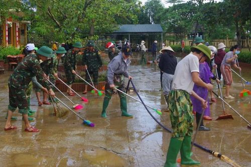 Bộ đội hành quân về vùng 'rốn lũ' Lệ Thủy giúp dân khắc phục hậu quả mưa lũ