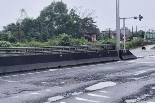 Sau nhiều ngày mưa lớn kéo dài, Quốc lộ 1A qua Quảng Trị hư hỏng nặng