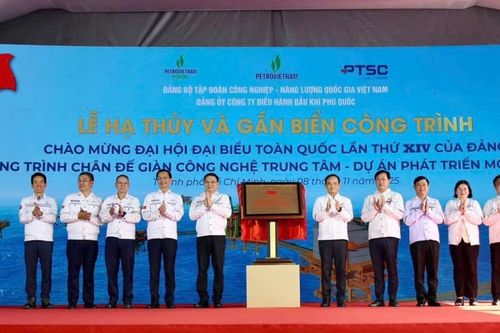 Gắn biển công trình chân đế giàn CPP Lô B chào mừng Đại hội Đảng toàn quốc lần thứ XIV