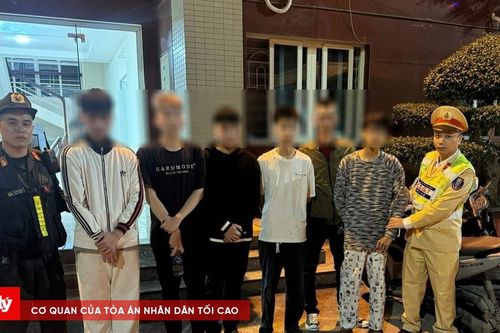 Nhóm thanh niên mang hung khí đi tìm đối thủ đánh nhau thì gặp 141