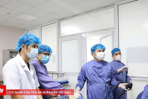 Thành công loại bỏ polyp đại tràng 'kích thước lớn' cho bệnh nhi 13 tuổi