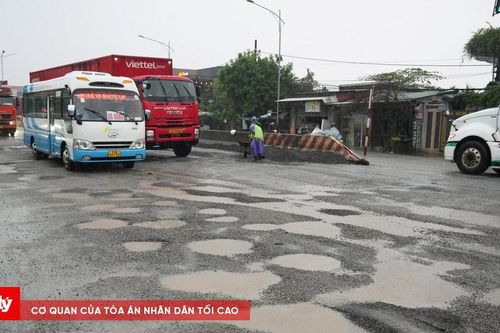 Nhiều đoạn Quốc lộ 1 qua Huế hư hỏng nặng, người dân khổ sở di chuyển