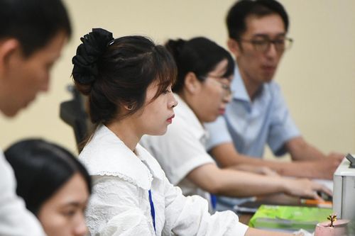 Sớm giải quyết căn cơ chính sách tiền lương để công chức sống được bằng lương