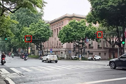 Nhiều trụ đèn tín hiệu ở Hà Nội bỗng 'mất' đèn đếm giây, tài xế lúng túng