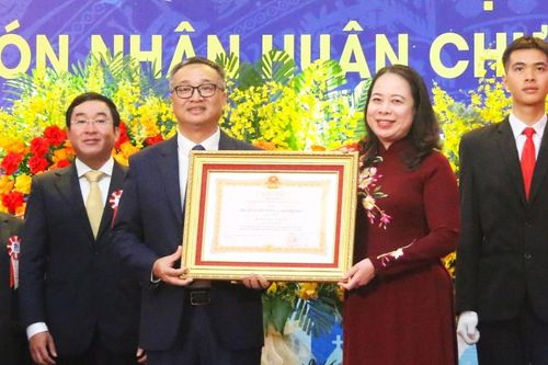 Trường Đại học Ngoại ngữ - ĐHQGHN nhận Huân chương Lao động hạng Nhất