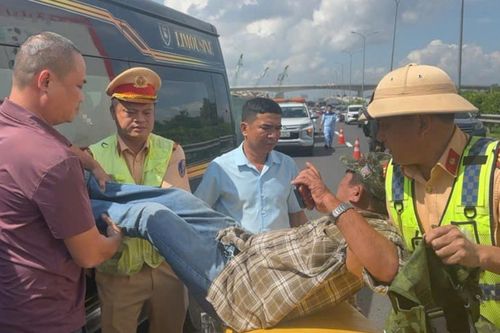 Tài xế có dấu hiệu đột quỵ khi chở khách trên cao tốc, nhiều người hoảng hốt