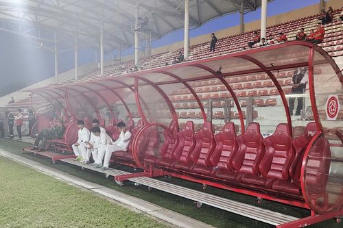 Trận đấu lùi giờ, Thể Công Viettel phải khởi động... trên xe
