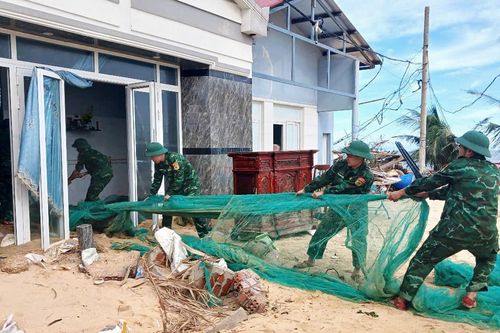 Thắm tình quân dân trong bão lũ