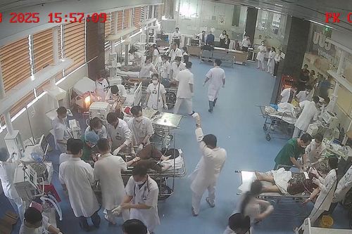 Cấp cứu 7 nạn nhân vụ ô tô con đâm xe tải trên cao tốc, 2 mẹ con tiên lượng nặng