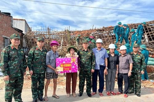Lãnh đạo Quân khu 5 thăm, chia sẻ với các gia đình bị thiệt hại do bão số 13 tại Đắk Lắk