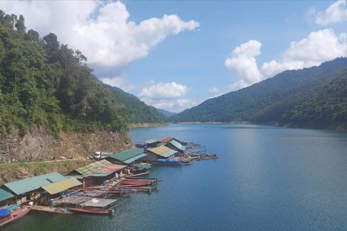 Bấp bênh nuôi cá trên lòng hồ thủy điện