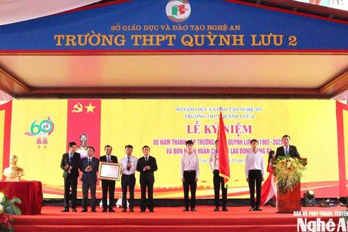 Phó Thủ tướng Chính phủ Hồ Đức Phớc trao Huân chương Lao động hạng Ba cho Trường THPT Quỳnh Lưu 2