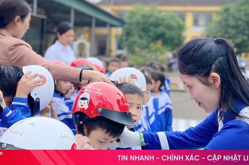 'Đội mũ cho con, trọn tình cha mẹ'