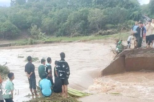 Mưa lũ sau bão số 13 cuốn trôi một cầu dân sinh ở Đắk Lắk